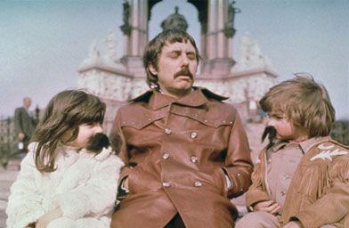 
                    Lee Hazlewood with his children
                                        