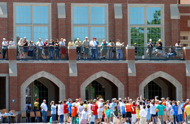 
                    Participants and onlookers applaud when solution is found.
                                            (Diane Ward)
                                        
