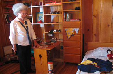 
                    Gayle Dodson discusses her favorite room in the house, George W. Bush's bedroom.
                                            (Katy Floyd)
                                        