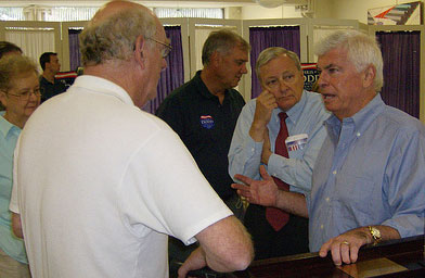 Senator Chris Dodd meets with potential supporters at an event at Iowa Wesleyan College.
(John Moe)