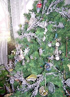 
                    A non-denominational New Year's Fir.
                                            (Yelena Zilberman)
                                        