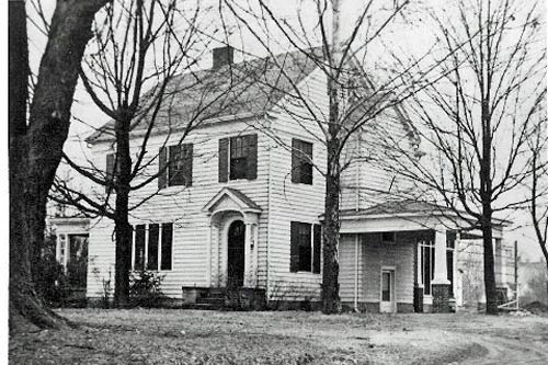 
                    Lucinda's childhood home on Tigrett Street in Halls, Tenn.
                                            (Courtesy Lucinda Alsobrook Coulter-Burbach)
                                        