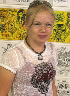 
                    Specialist Andrea Gillingham at Kingpin Tattoos in Killeen, Texas.
                                            (Michael May)
                                        