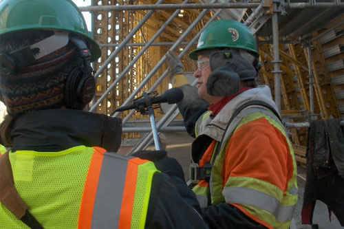 
                    A bundled worker explains how to stay warm on the site.
                                            (Marc Sanchez)
                                        