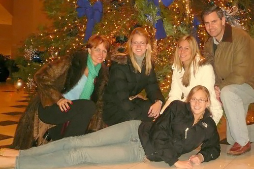 
                    Weekend America listener Ena Carroll (far left) crouches next to her daughter Maya, daughter Ellie (in white) kneels next to Ena's husband Dave at far right. Daughter Frankie is lying down.
                                            (Ena Carroll)
                                        