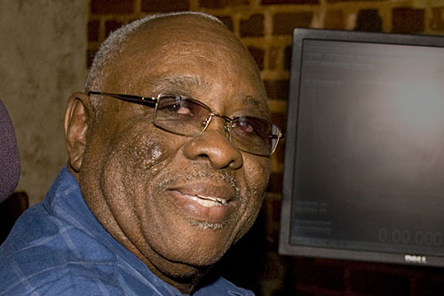 John "Jabo" Starks, drummer for James Brown's band the JBs, remembers when fans began to jump on stage: "They were just venting anger... They just be wanted to be close to him, but I know when police started to throw them off stage, it became touchy."
(KeithNecaise.com)