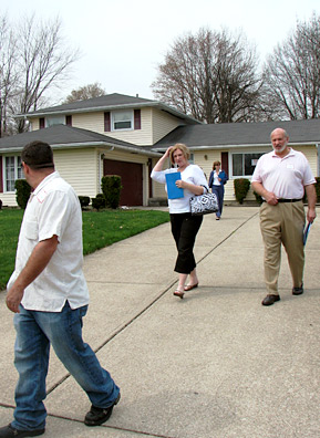 
                    Mary Anne and Tony Mosack walk away from a bank-owned home they've just inspected on the foreclosure tour.
                                            (Mhari Saito)
                                        