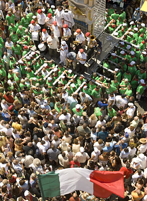 
                    More than 15,000 people gathered on the streets of Williamsburg, Brooklyn to watch the lift in 2008.
                                            (Michael Bocchieri)
                                        