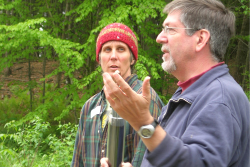 
                    PAREI co-founders Sandra Jones and Peter Adams welcome the volunteers to Kevin Frank's energy raiser.
                                            (Shannon Mullen)
                                        