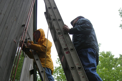 
                    Hardy volunteers brave the weather to help out.
                                            (Shannon Mullen)
                                        