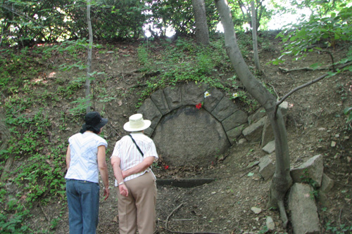 
                    Hikers 'discover' for themselves the tumulus -- a grave site in a burial mound of earth -- on Lake View Cemetery's nature trail.
                                            (Mhari Saito)
                                        